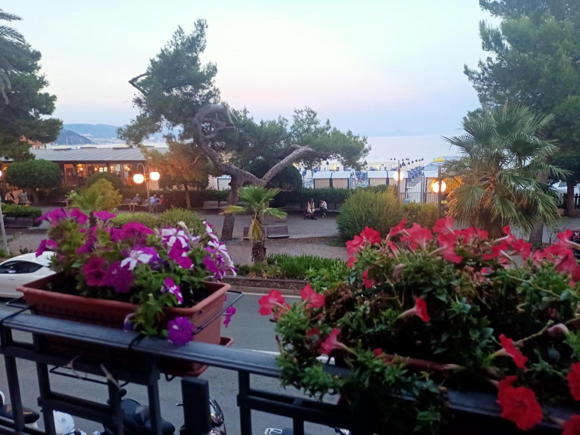 Hotel Serena Arenzano Extérieur photo